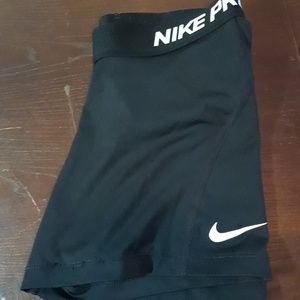 NIKE PRO WOMENS SHORTS.